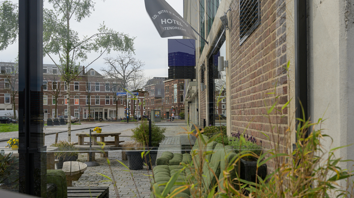 uit de wind op het terras inschuifbaar glazen windscherm