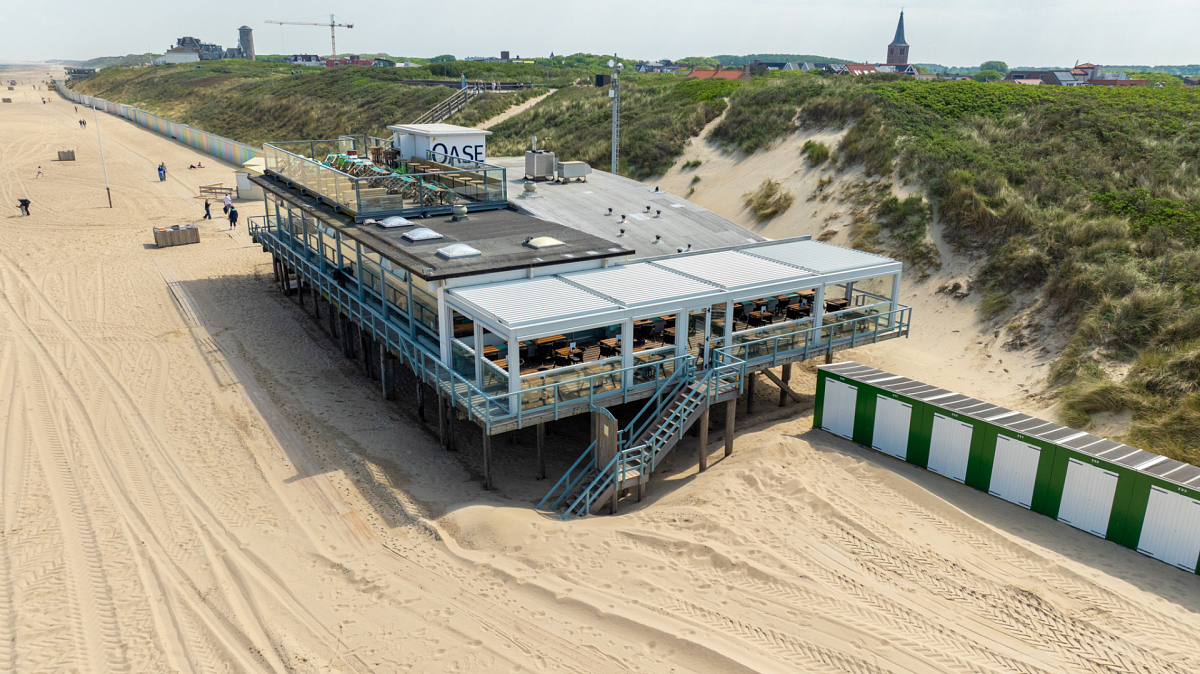 Strandpaviljoen Oase Domburg met terrasoverkapping kantelbare lamellen