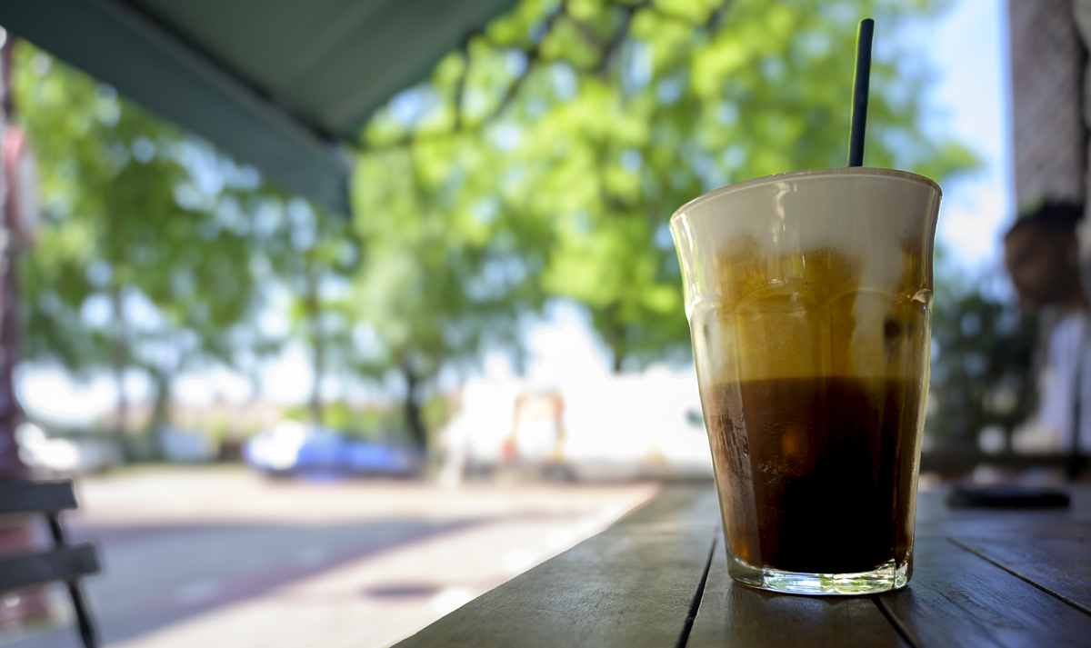 Onder het schaararmscherm met koffie Onder het schaararmscherm met koffie
