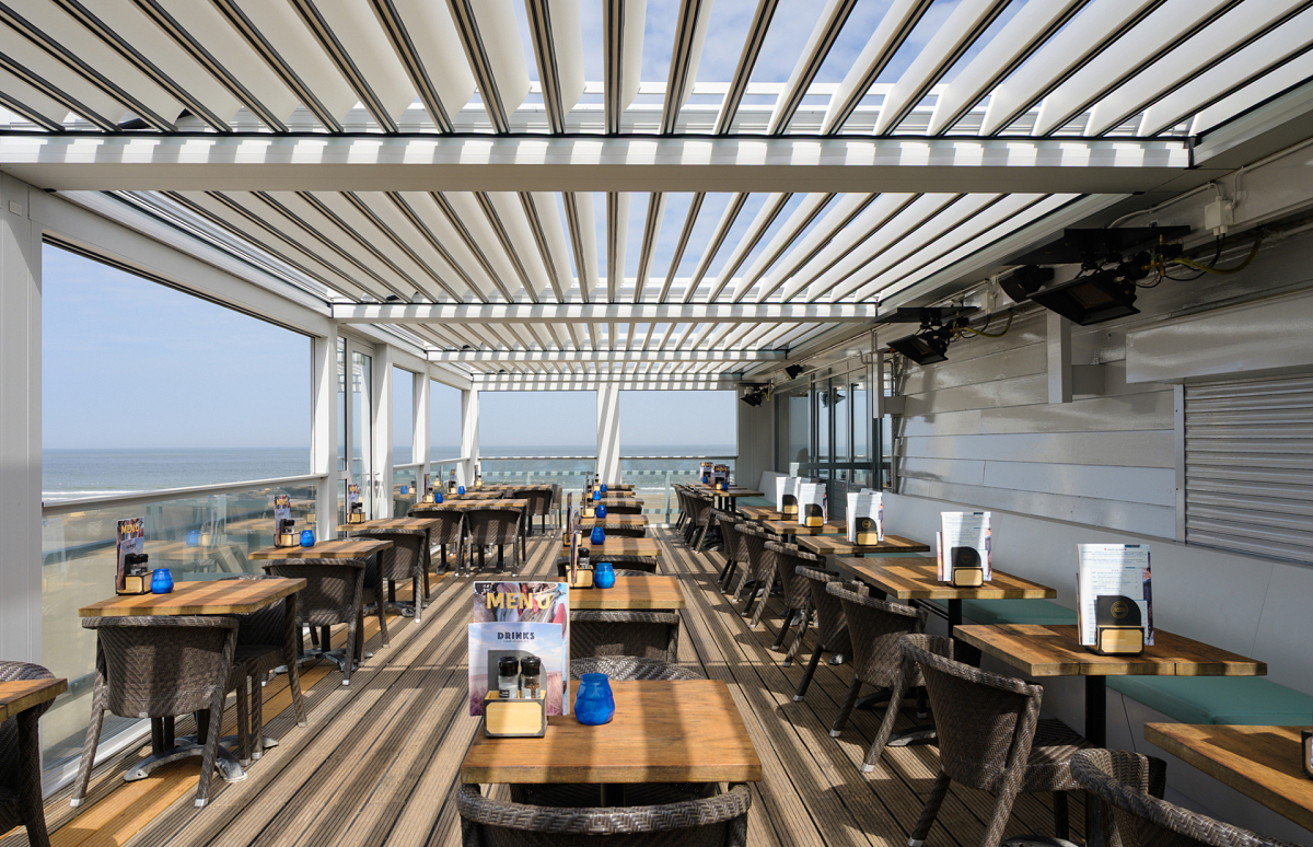 Jaarrond horecaterras met kantelbare lamellen Strandpaviljoen Oase Domburg