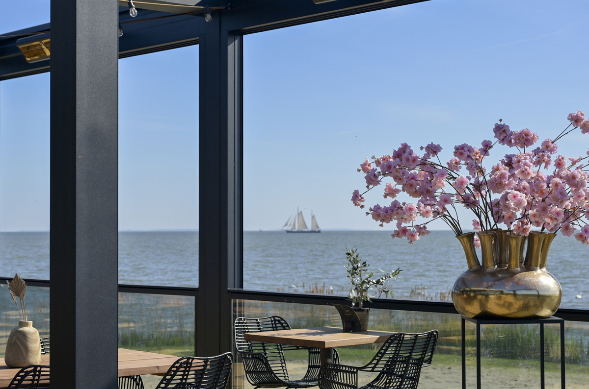 Bohemian Beach terrasoverkapping aan het IJsselmeer Bohemian Beach terrasoverkapping aan het IJsselmeer