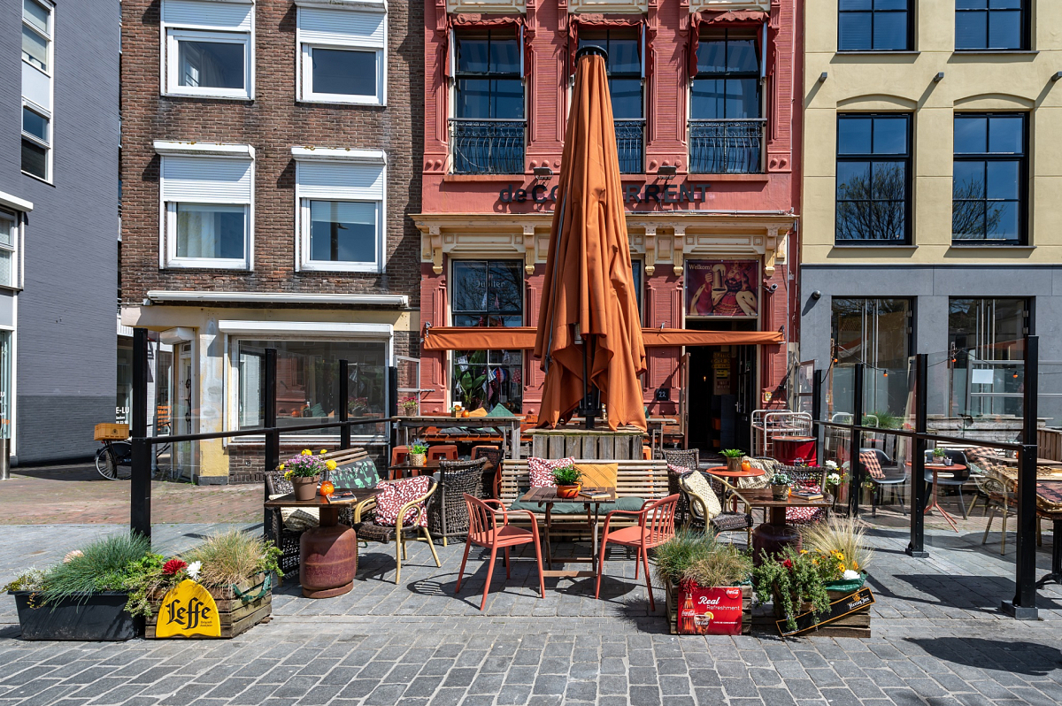 Horecaterras voorzien van professionele parasol en windschermen