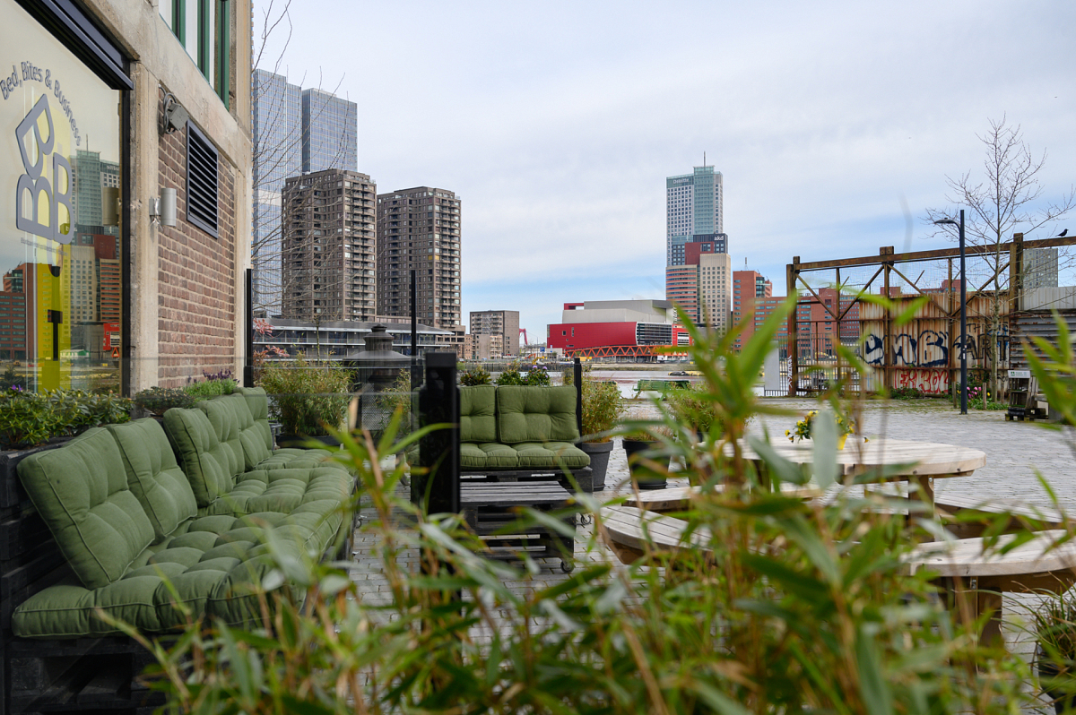 Glazen windscherm bij Bed Bites & Business Rotterdam