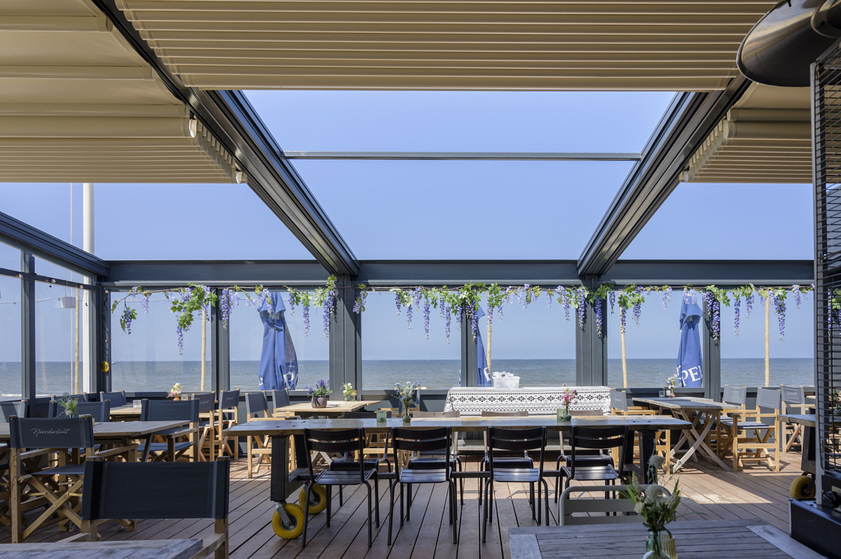 Vouwdaken per module te open Strandpaviljoen Noorderlicht Vouwdaken per module te open Strandpaviljoen Noorderlicht