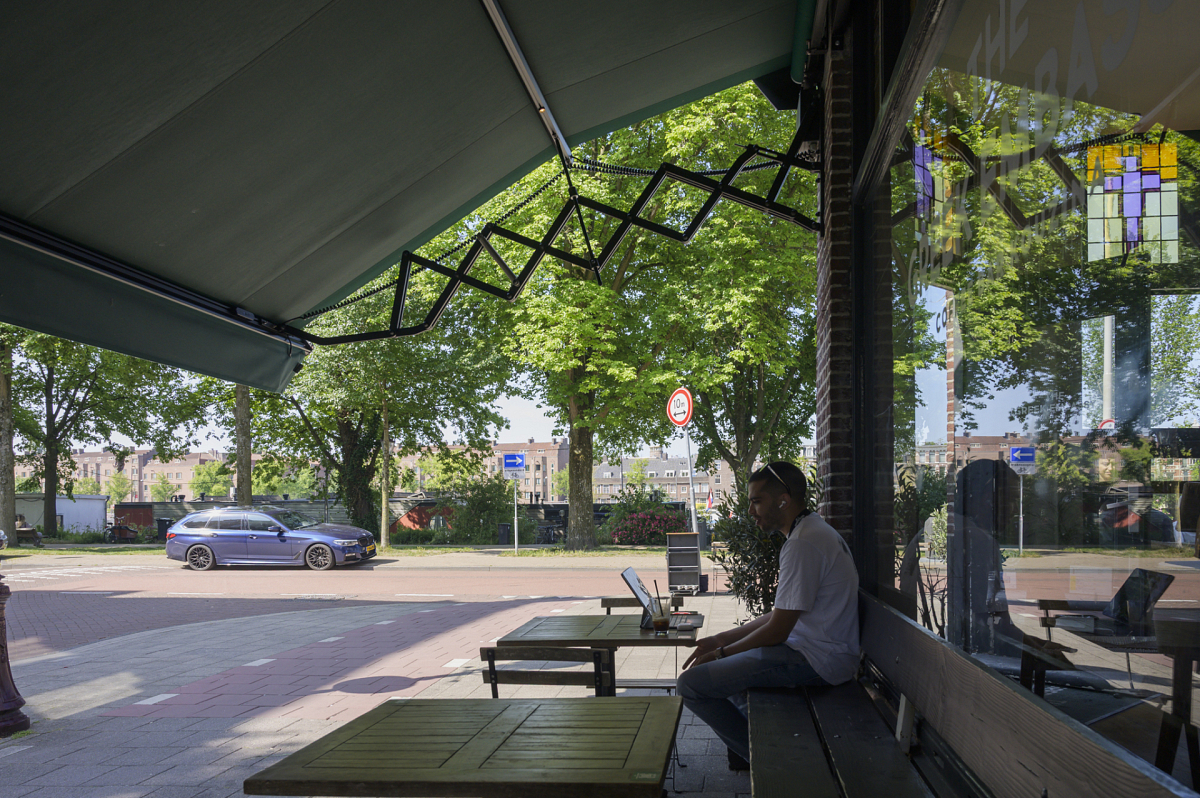 Onder het schaararmscherm op het gevelterras Onder het schaararmscherm op het gevelterras