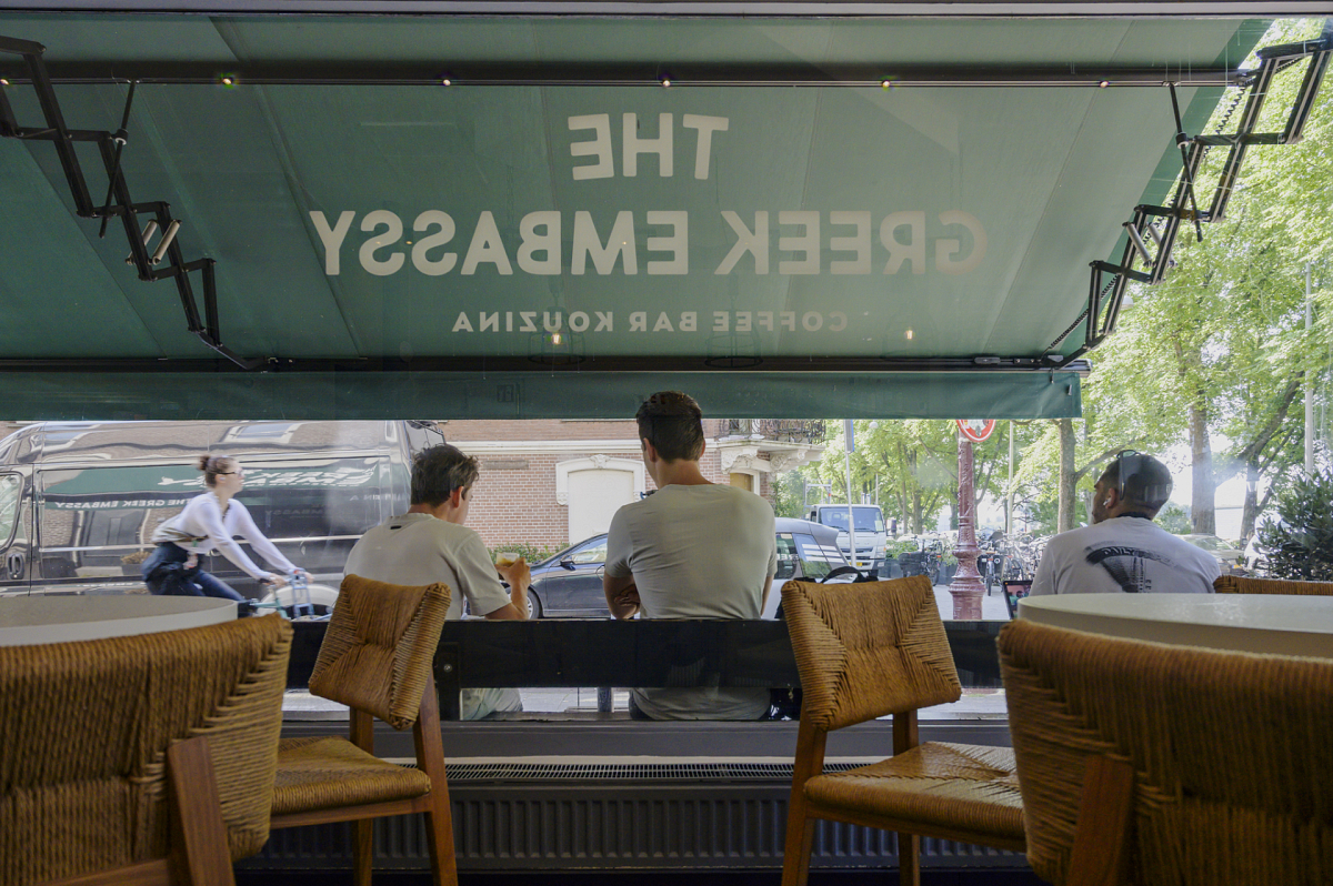 Schaararmscherm zorgt voor verkoeling binnen in het restaurant Schaararmscherm zorgt voor verkoeling binnen in het restaurant