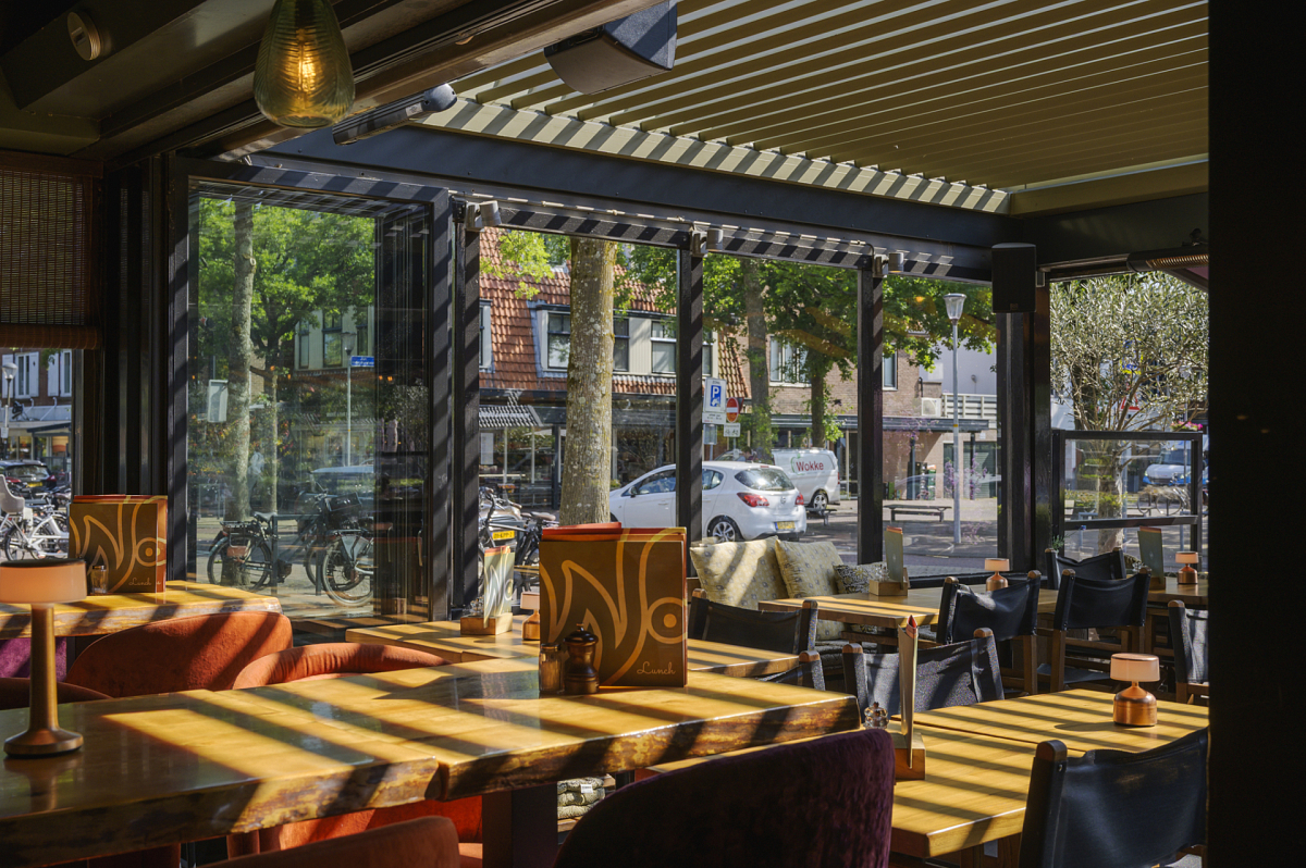 Wonder's Eten en Drinken met lamellendak op terras Wonder's Eten en Drinken met lamellendak op terras