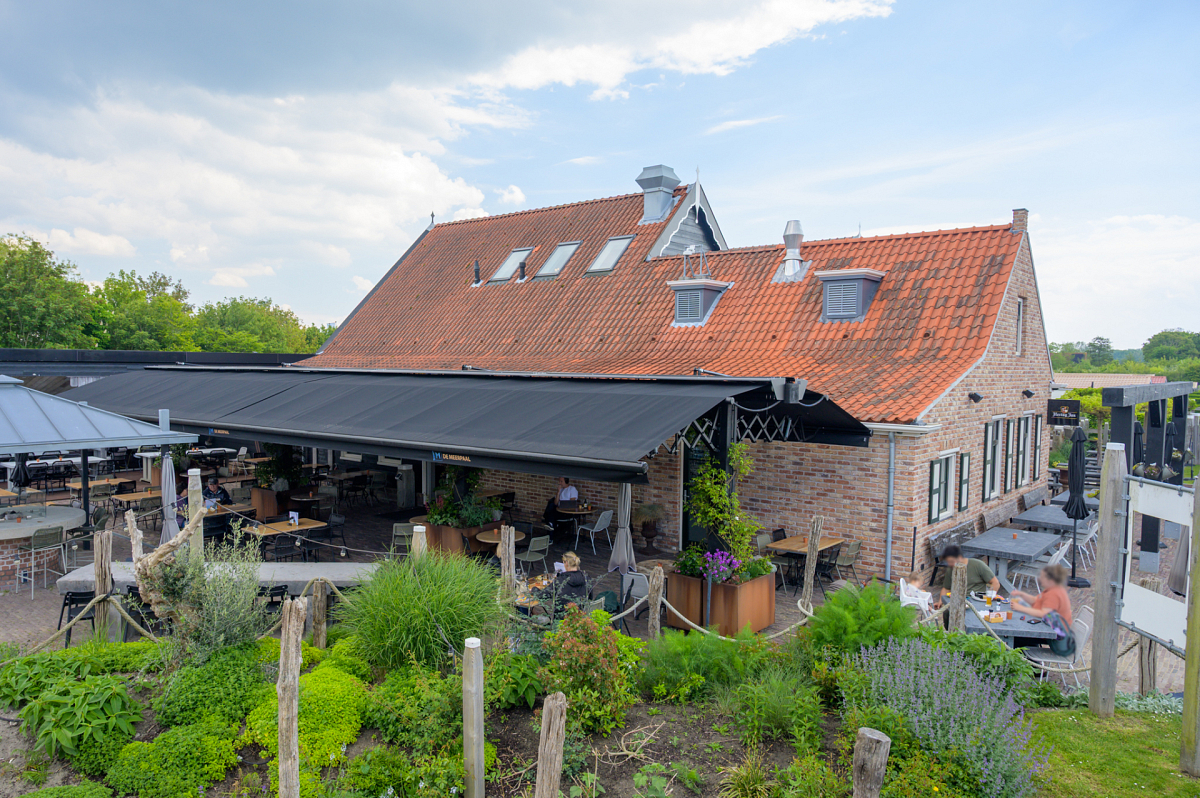 Brasserie met dubbele schaararmschermen