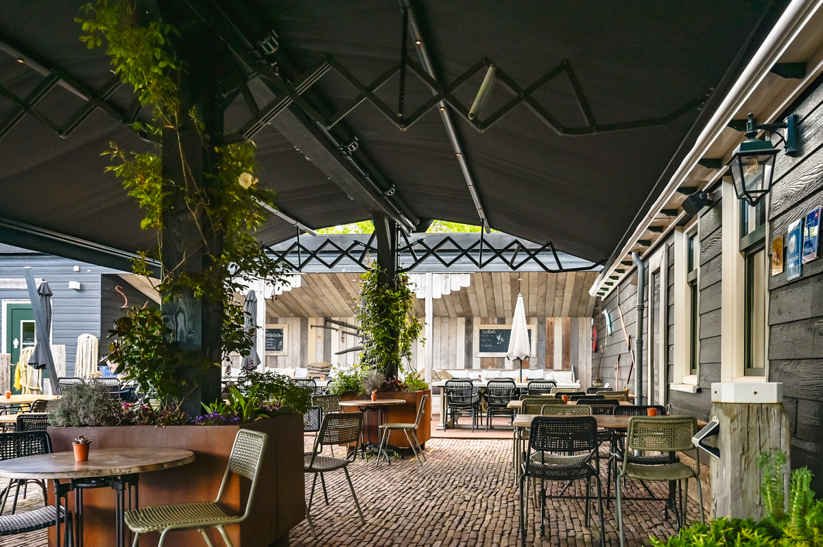 Knus terras met dubbele schaararmschermen