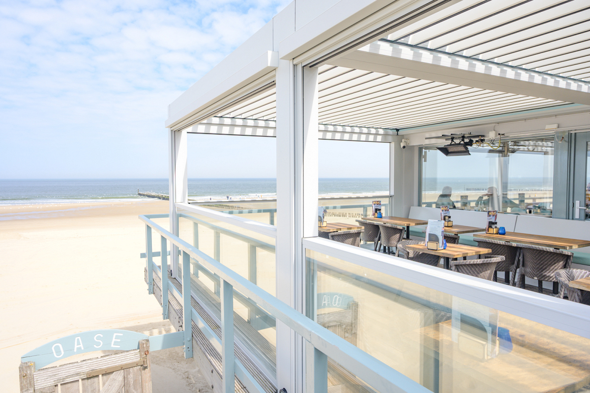 Gemotoriseerde glazen borstweringen bij Strandpaviljoen Oase Domburg