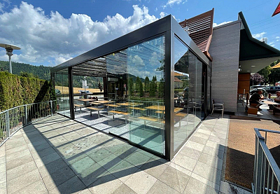 Kubistische overkapping met glazen dak Horeca