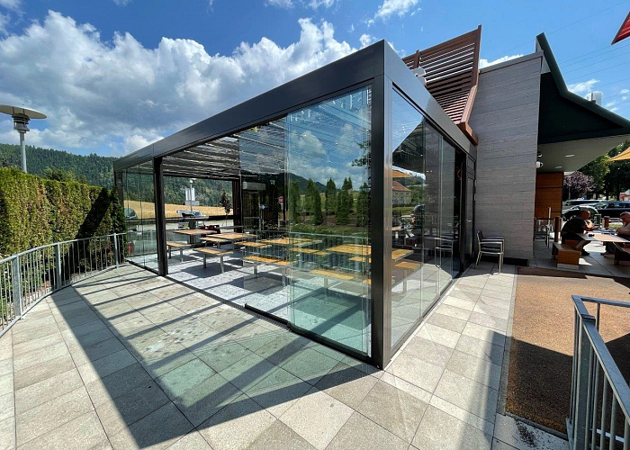 Kubistische overkapping met glazen dak Horeca